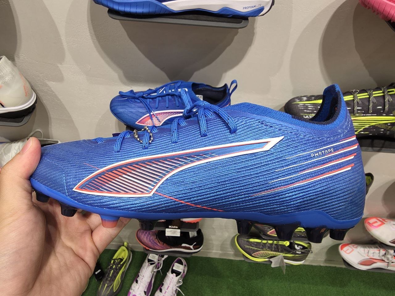 PUMA 축구화 니트와 중족부 보강 구조